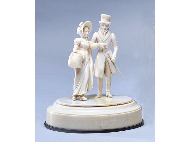 COUPLE D'ELEGANTS en habits de style Restauration,...