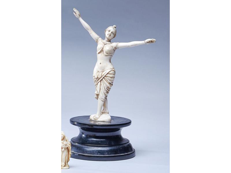 DANSEUSE ORIENTALE en ivoire sculpté en ronde-bosse,...