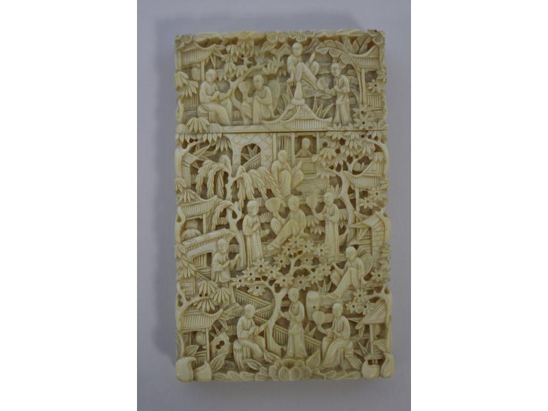 ETUI A CARTES en ivoire richement sculpté...