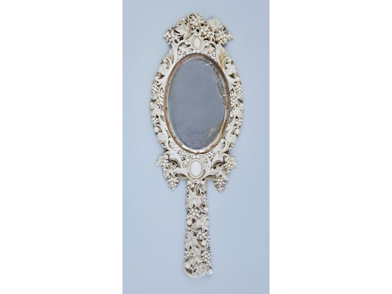 JOLI MIROIR A MAIN dans un encadrement en...