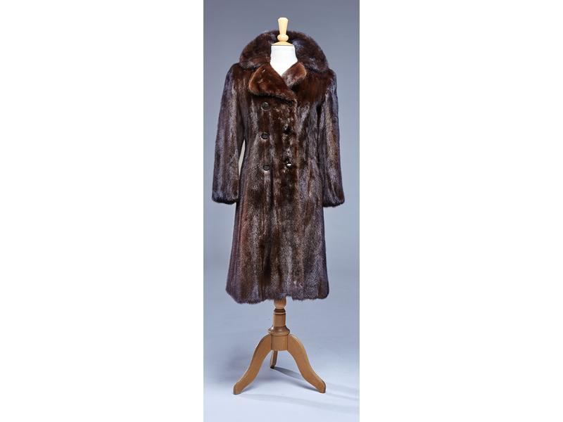 MANTEAU 3/4 en vison brun avec encolure et...
