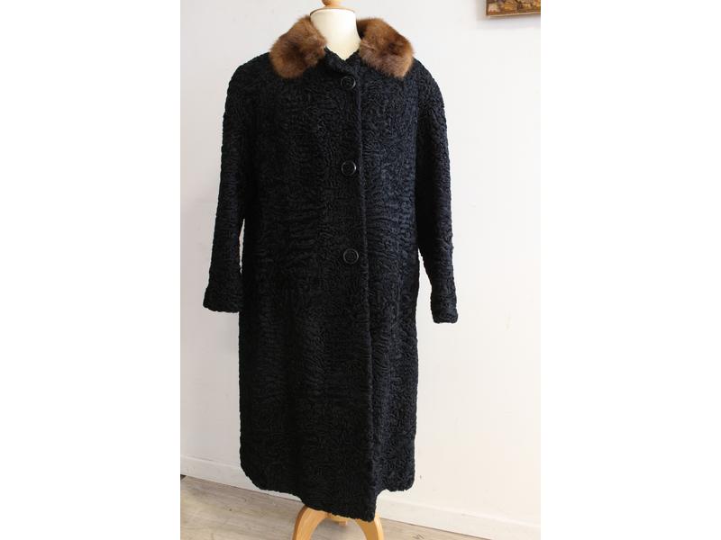 MANTEAU 3/4 en astrakan noir à col en fourrure,...