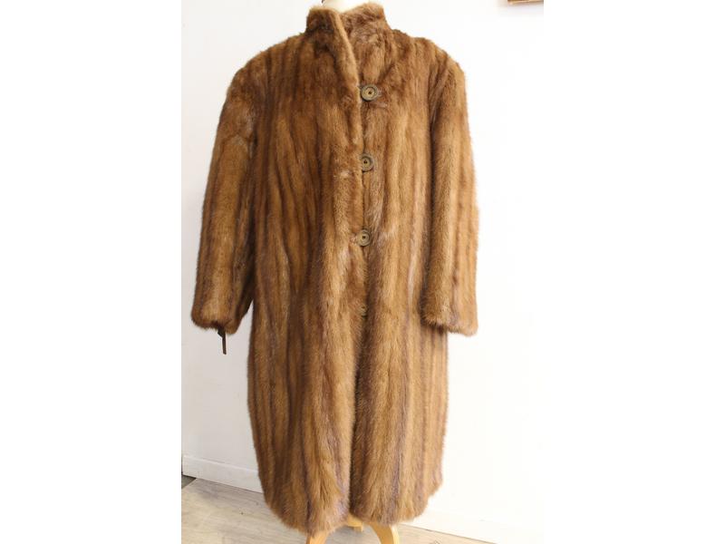 MANTEAU 3/4 en vison brun clair, boutonnière...