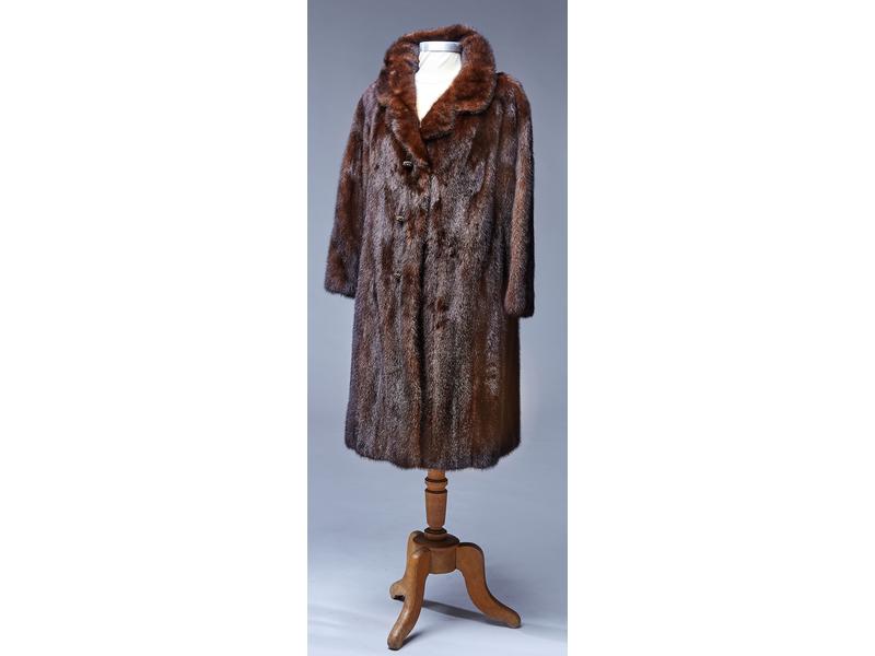 MANTEAU 3/4 en vison, doublure brodée en...
