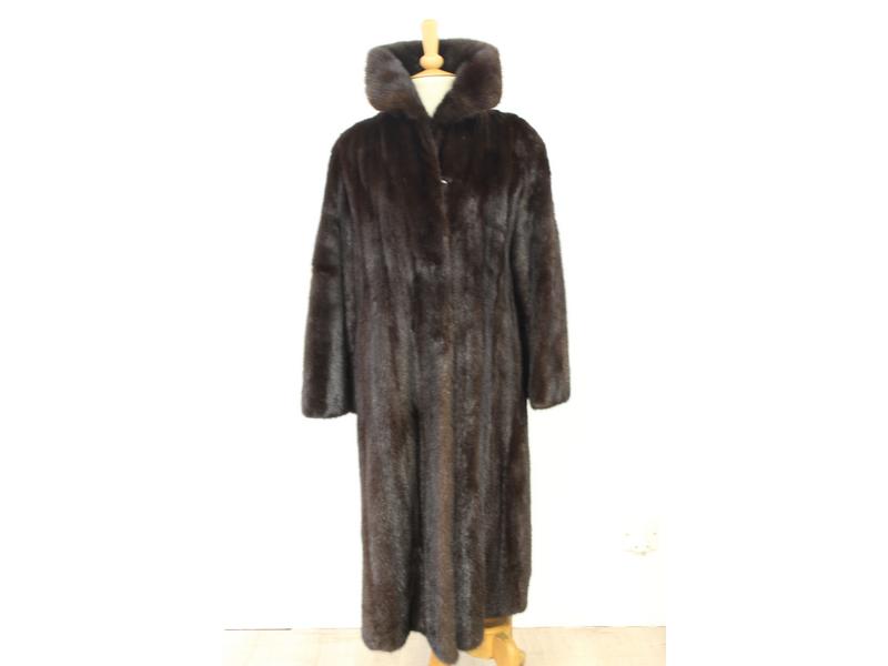 MANTEAU LONG en vison brun à col, fermeture...
