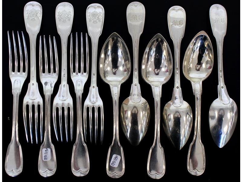 SIX COUVERTS en argent modèle à filets, les...