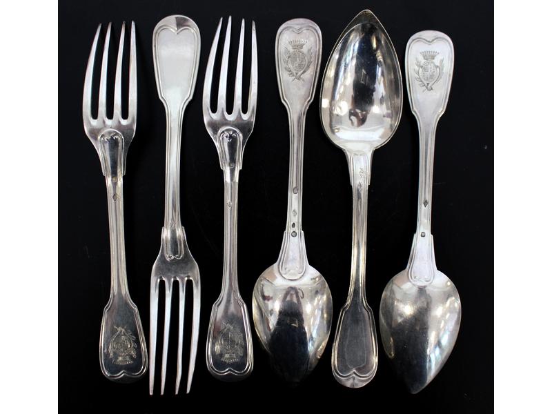 TROIS COUVERTS en argent, modèle à filet,...