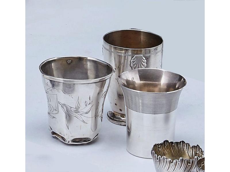 TROIS TIMBALES en argent, l'une gobelet évasé...