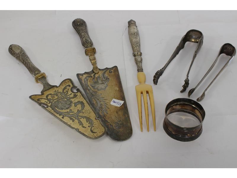 LOT EN ARGENT comprenant rond de serviette,...