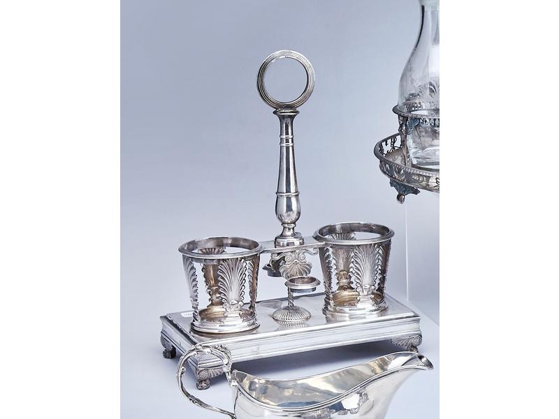 HUILIER-VINAIGRIER en argent à décor de palmettes...