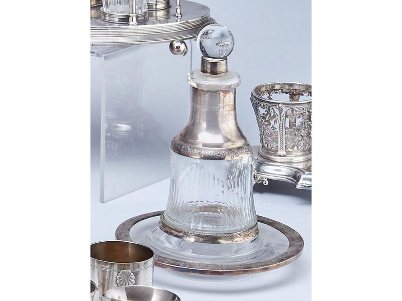 FLACON en verre cerclé argent à frise rocaille...
