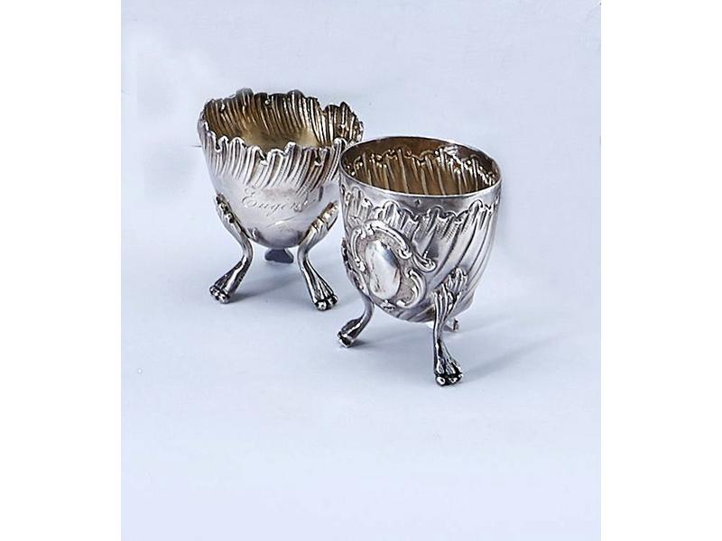 DEUX COQUETIERS en argent ciselés de feuilles...