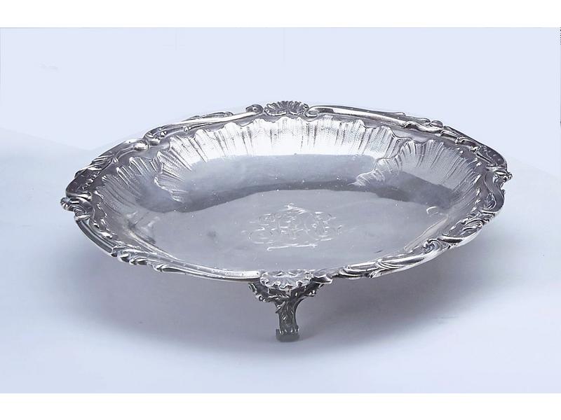 COUPE ronde chantournées en argent, gravée...