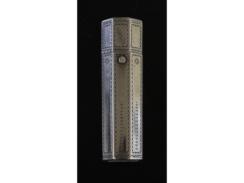 BEL ETUI à briquet en argent uni et filet...