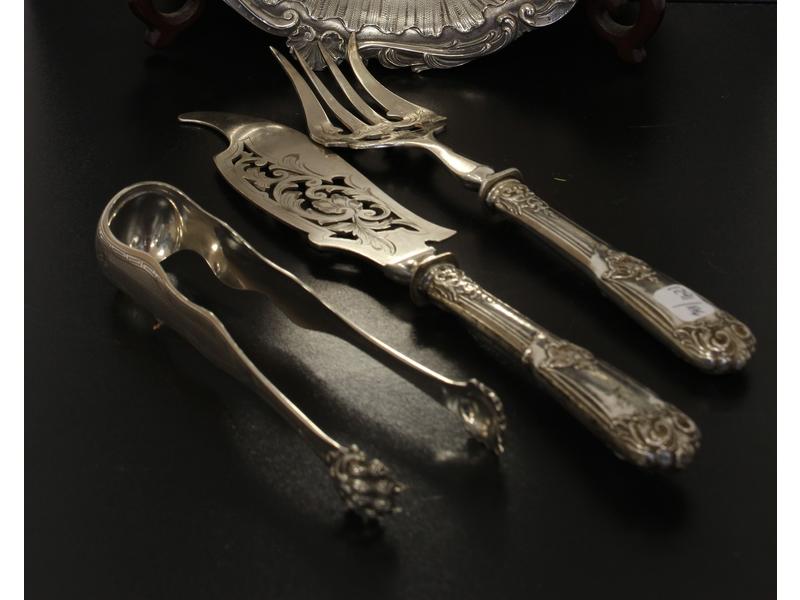 PINCE A SUCRE en argent guilloché et gravé,...