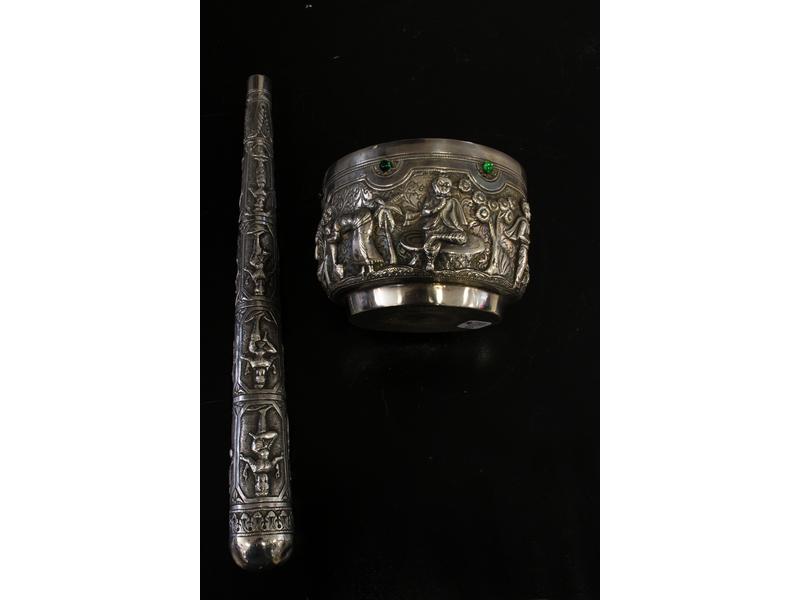 MANCHE D'OMBRELLE en argent richement sculpté...