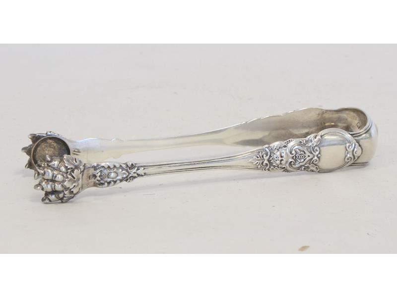 PINCE A SUCRE A GRIFFES en argent à décor...