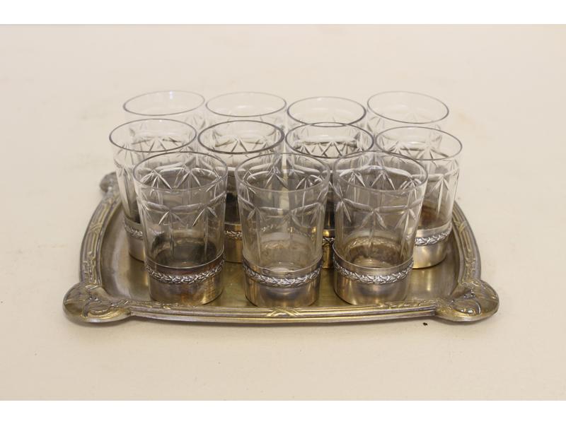 ONZE PETITS VERRES à liqueur, monture en...
