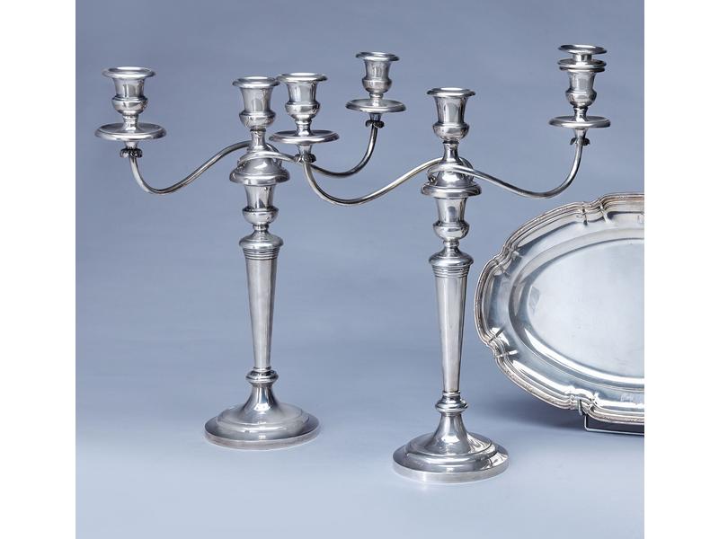 PAIRE DE CANDELABRES à trois lumières en...