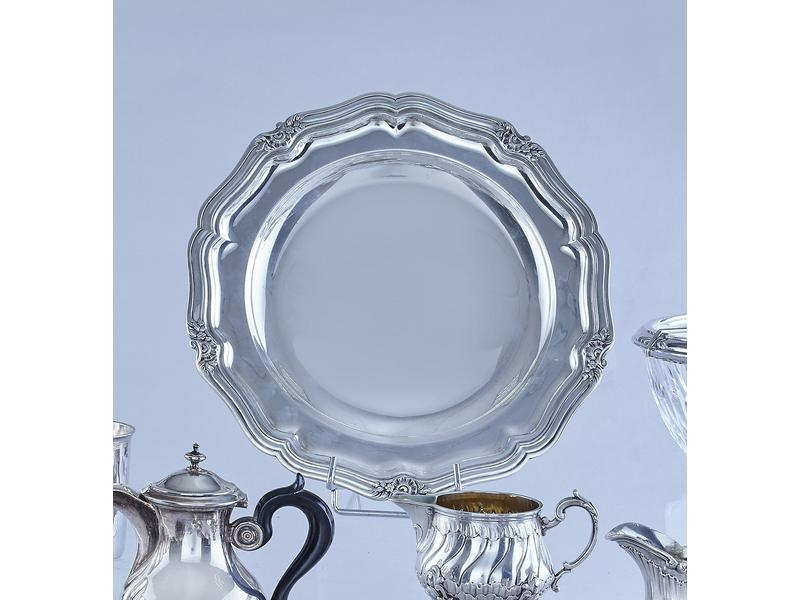 PLAT rond en argent, à contours filetées...