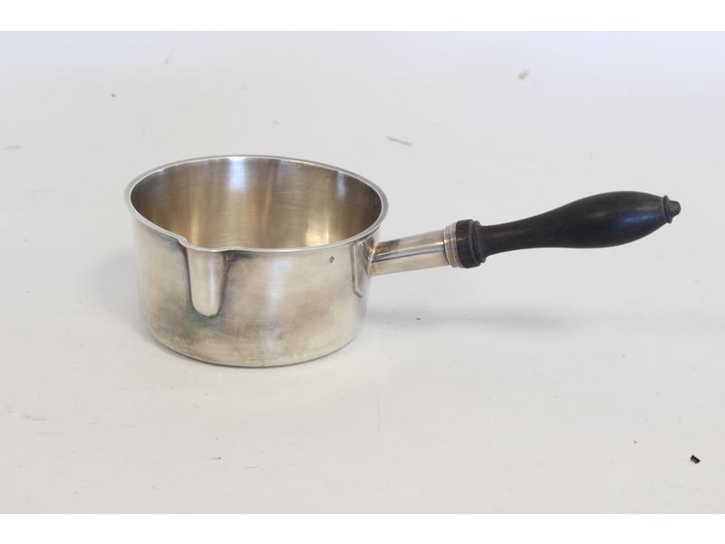 CASSEROLE en argent uni, chiffrée DC, manche...