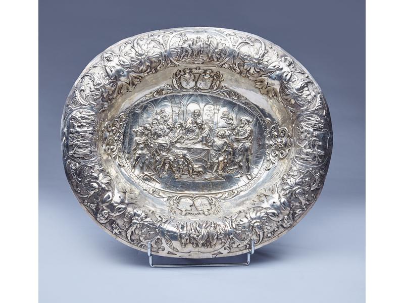 PLAT ovale creux en argent à décor au repoussé...