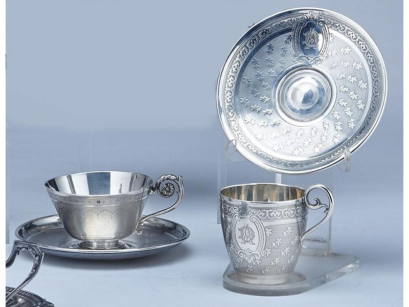 DEUX TASSES ET SOUS-TASSES en argent, l'une...