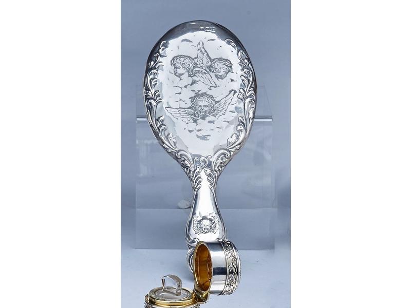 MIROIR A MAIN en argent anglais à décor de...