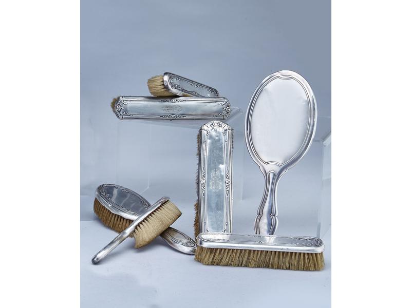 NECESSAIRES DE TOILETTE comprenant: