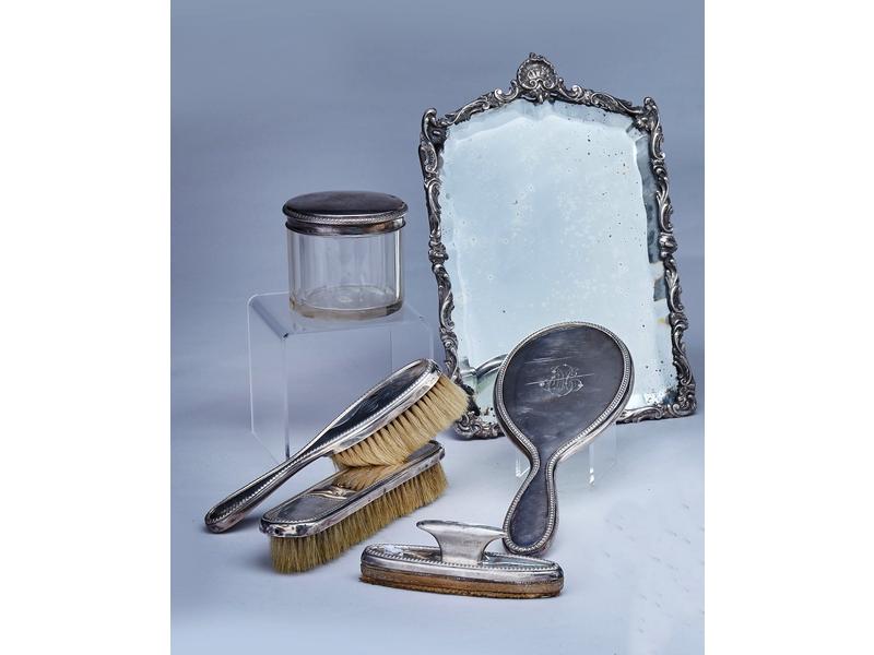 NECESSAIRE DE TOILETTE monté argent, comprenant...
