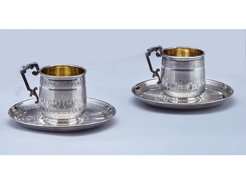 PAIRE DE TASSES  ET SOUS-TASSES en argent...