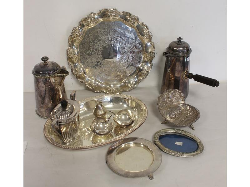 LOT EN METAL ARGENTE comprenant: