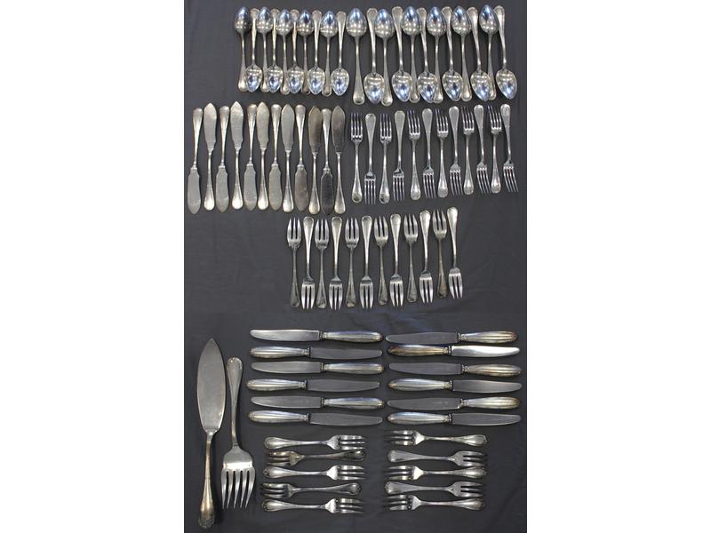 MENAGERE en métal argenté modèle à filets...