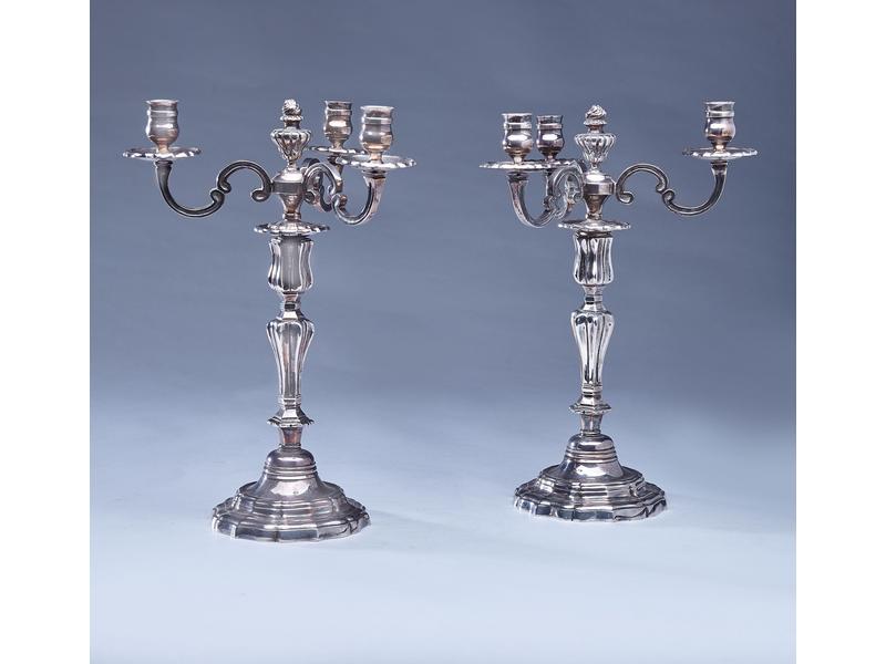 PAIRE DE CANDELABRES à trois bras de lumière...