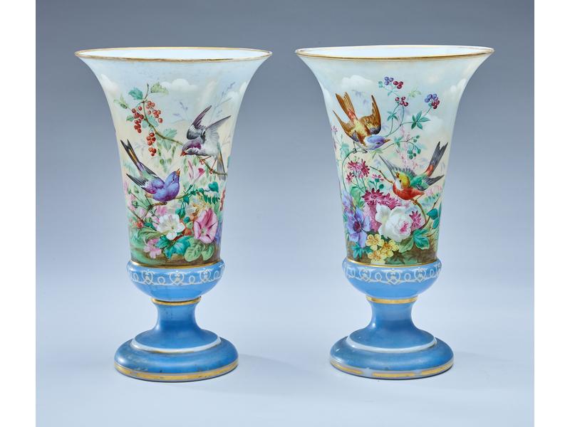 PAIRE DE GRANDS VASES cornets en opaline...