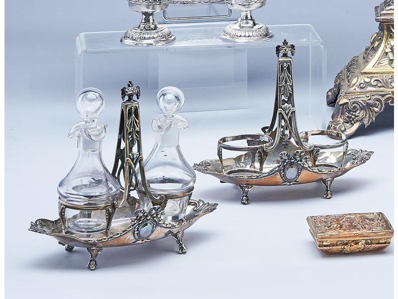 PAIRE DE PETITS HUILIERS-VINAIGRIERS en argent...