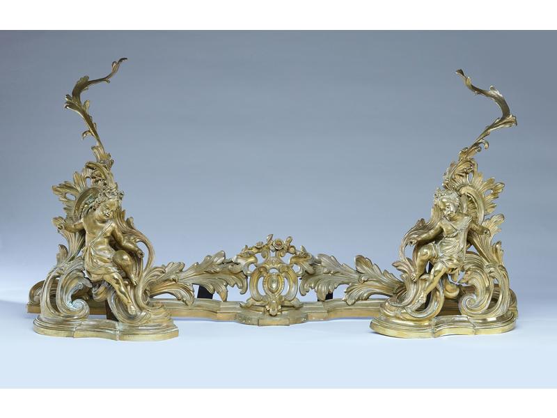 PAIRE D'IMPORTANTS CHENETS en bronze doré...