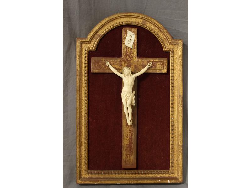 CRUCIFIX en ivoire sculpté.