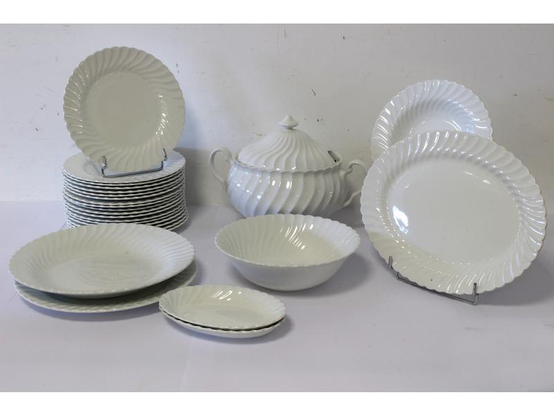 PARTIE DE SERVICE en porcelaine blanche à...