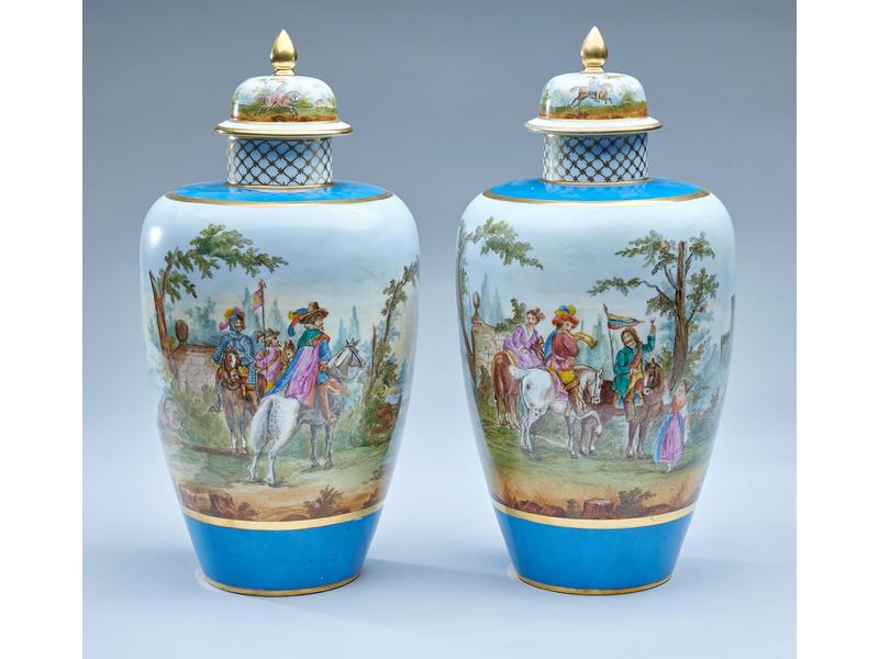 PAIRE DE GRANDES POTICHES en porcelaine à...