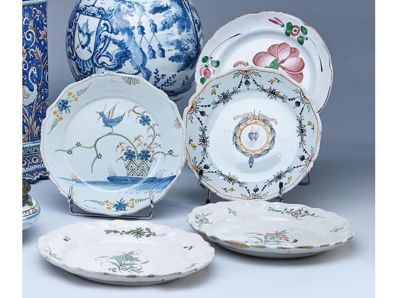 CINQ ASSIETTES en faïence de Nevers, Est...