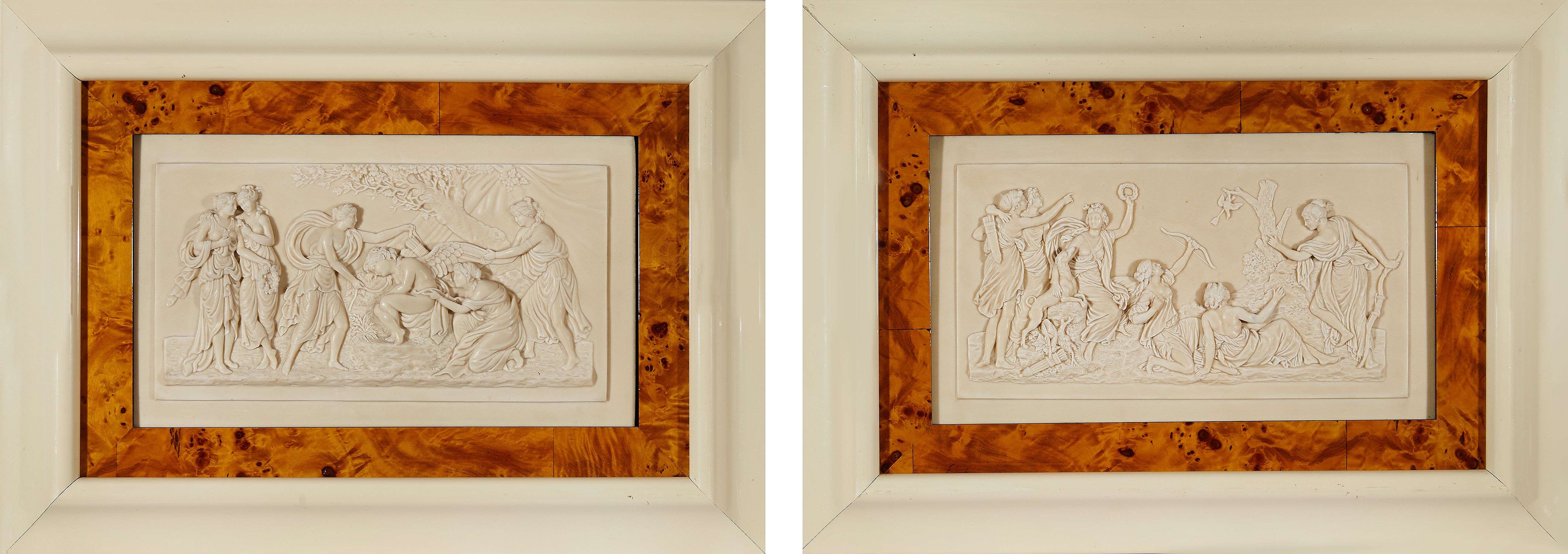 PAIRE DE BAS-RELIEFS en pierre calcaire moulé...