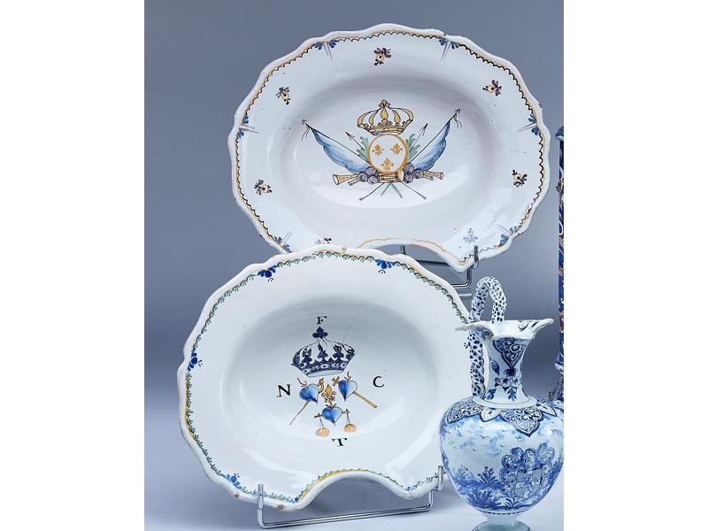 DEUX PLATS A BARBE en faïence émaillée à...