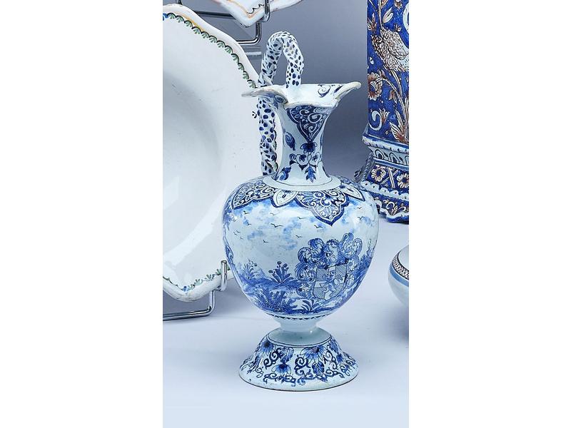 PETITE AIGUIERE en faïence à décor en camaïeu...