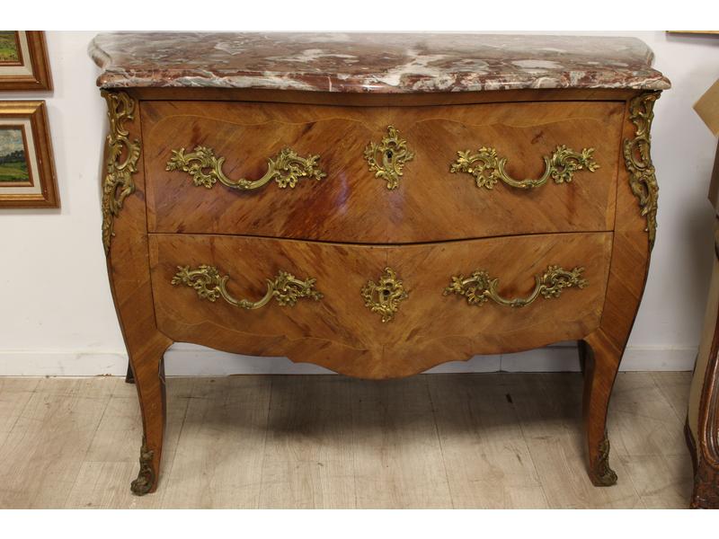 COMMODE en placage de bois de rose et filets...