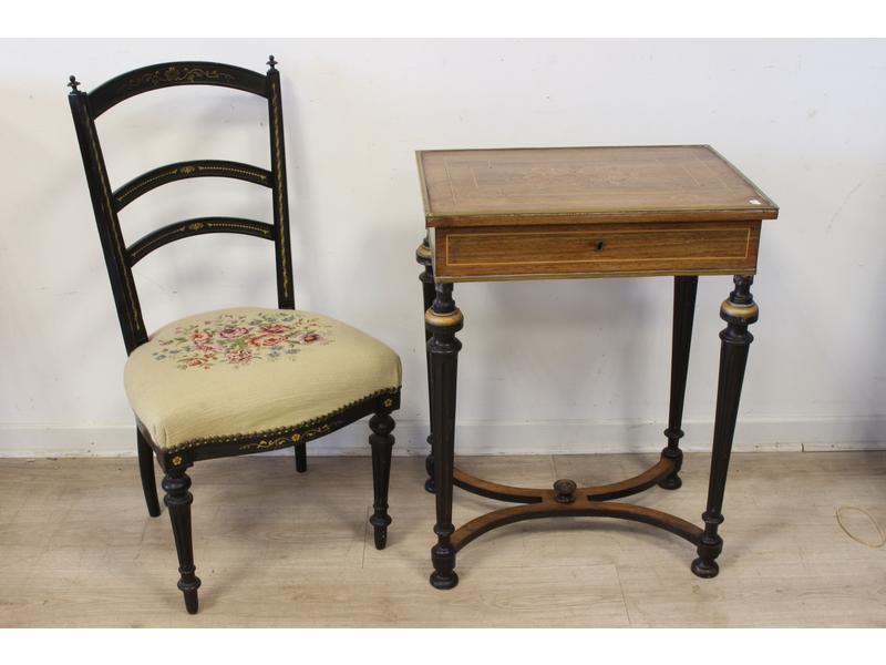 PETITE TABLE TRAVAILLEUSE en placage de bois...