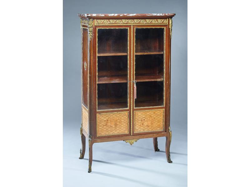 VITRINE rectangulaire en acajou et placage...
