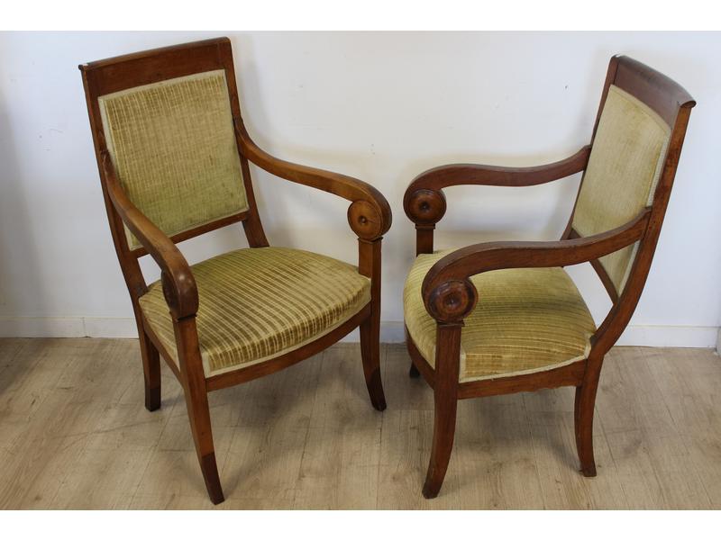 PAIRE DE FAUTEUILS à dossier carré en merisier...