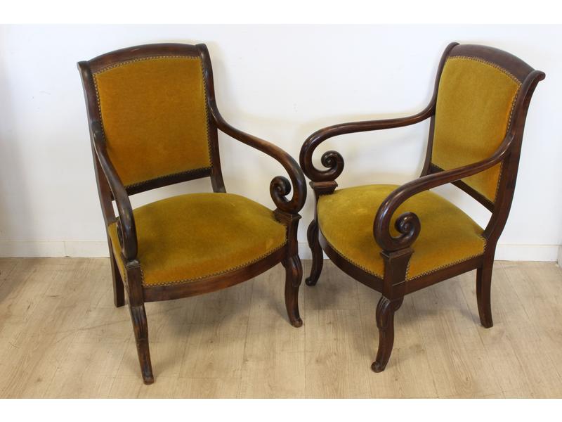 PAIRE DE FAUTEUILS en bois teinté façon acajou,...