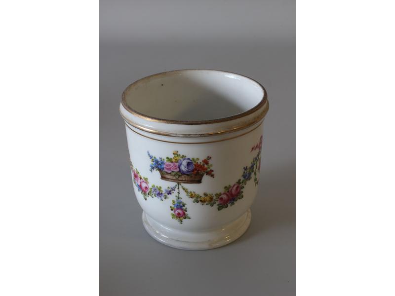 PETIT SEAU à bouteille sur piédouche en porcelaine...